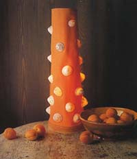 Мягкая оранжевая ткань абажура этой лампы дает нежный, мягкий свет.