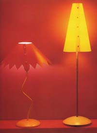 Эти контрастирующие светильники красного и желтого тонов наполняют комнату ярким и теплым светом.