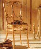 Этот прелестный стул с витой спинкой покрыт листовым сусальным золотом по белой основе, что создает эффект блеклого золота.